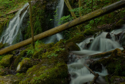 Drohnenflugaufnahme in einer unberührten Natur mit Wasserfall Drohnenflugaufnahme in einer unberührten Natur mit Wasserfall